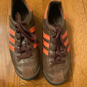 Vintage Adidas running shoe. Size 4